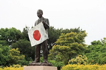 泉芳郎像の風景