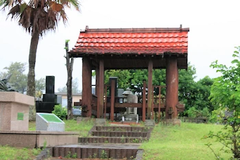 俊寛の墓の風景