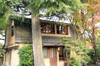 吉田山荘の紅葉風景