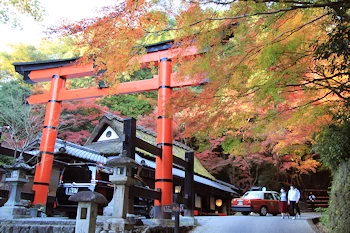 鳥居本の紅葉風景