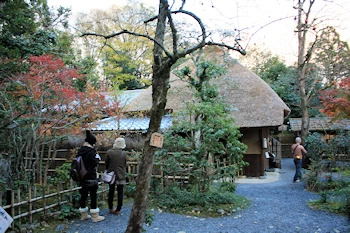 落柿舎の紅葉風景