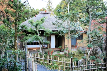 落柿舎の紅葉風景