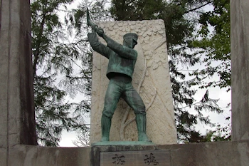 拓魂の像の風景