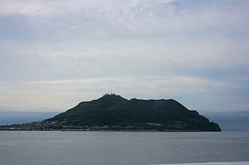 海に浮かぶ函館山の風景