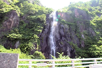 白銀の滝の風景