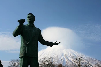 細川たかし記念像の風景