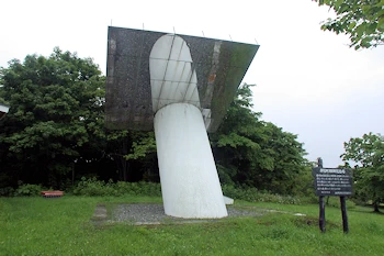 新冠町100年記念塔の風景