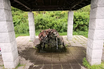 麗峰湧水の風景