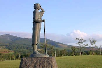 開拓の母像の風景