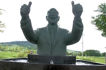 浪越徳治郎像の風景
