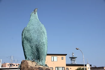 オジロワシ青銅像の風景