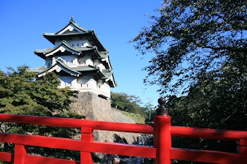 下乗橋越しの弘前城の風景
