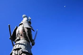 津軽為信像と月の風景