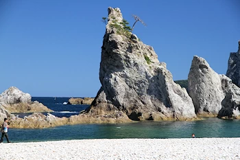津軽為信像と月の風景