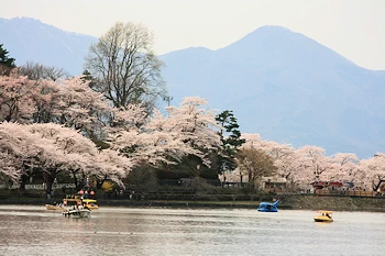 下乗橋越しの弘前城の風景