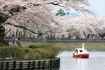 津軽為信像と月の風景