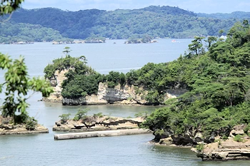 島の岩肌が間近に見えるの風景
