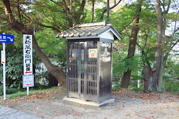 城型電話ボックスの画像