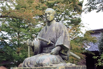 清川八郎像の風景