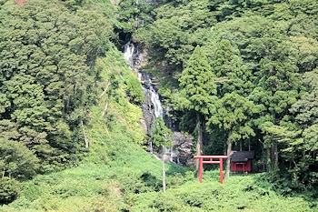 白糸の滝の風景