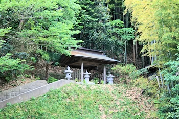 塚原卜伝の墓の風景