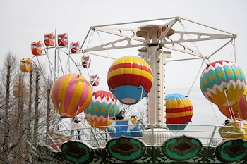 緑の中のファミリーランドむさしの村の画像