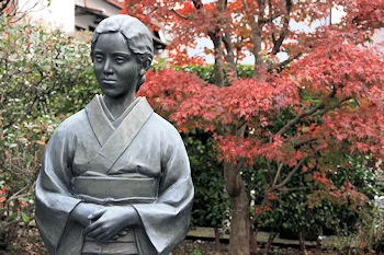 三橋鷹女像の画像