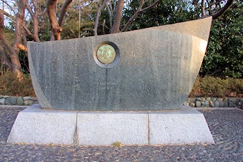 尾崎行雄記念碑の風景