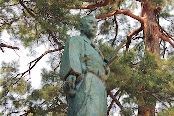 堀部安兵衛像の風景