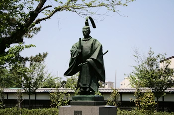 溝口秀勝像の風景