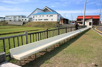 長いベンチの風景