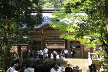 弥彦神社の風景