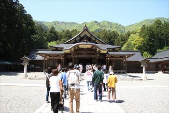 弥彦神社の風景