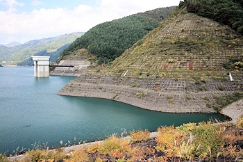味噌川ダムの風景