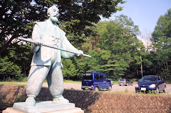 坂本養川像の風景