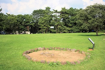尖石遺跡の墓の風景