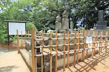 北条義時の墓の風景