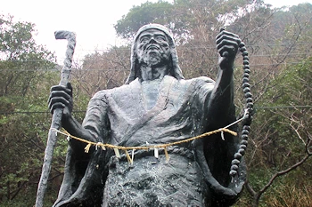 役行者小角像の風景