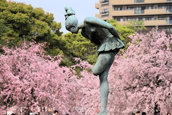 踊り子像の風景