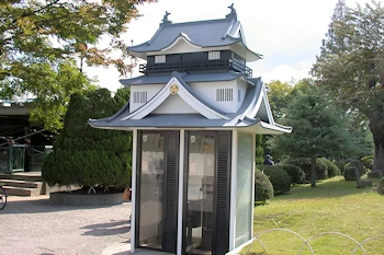 城型電話ボックスの画像