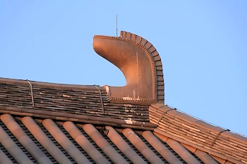 唐招提寺輝く鴟尾の風景