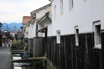 白壁の町並みの風景