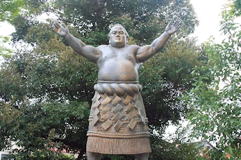 横綱琴桜像の風景