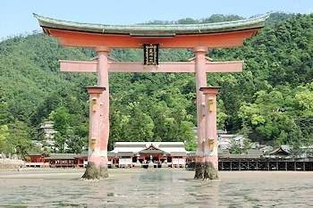 干潮時の大鳥居の風景