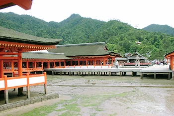 干潮時の厳島神社の風景