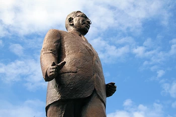 池田勇人像の風景