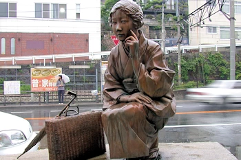 林芙美子像の風景