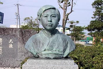 金子みすゞ像の風景