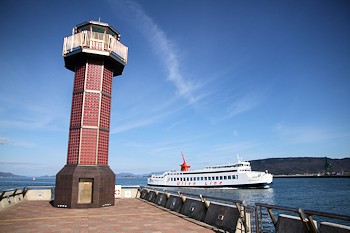 赤いガラス灯台の画像