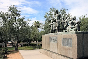 平和の群像の画像